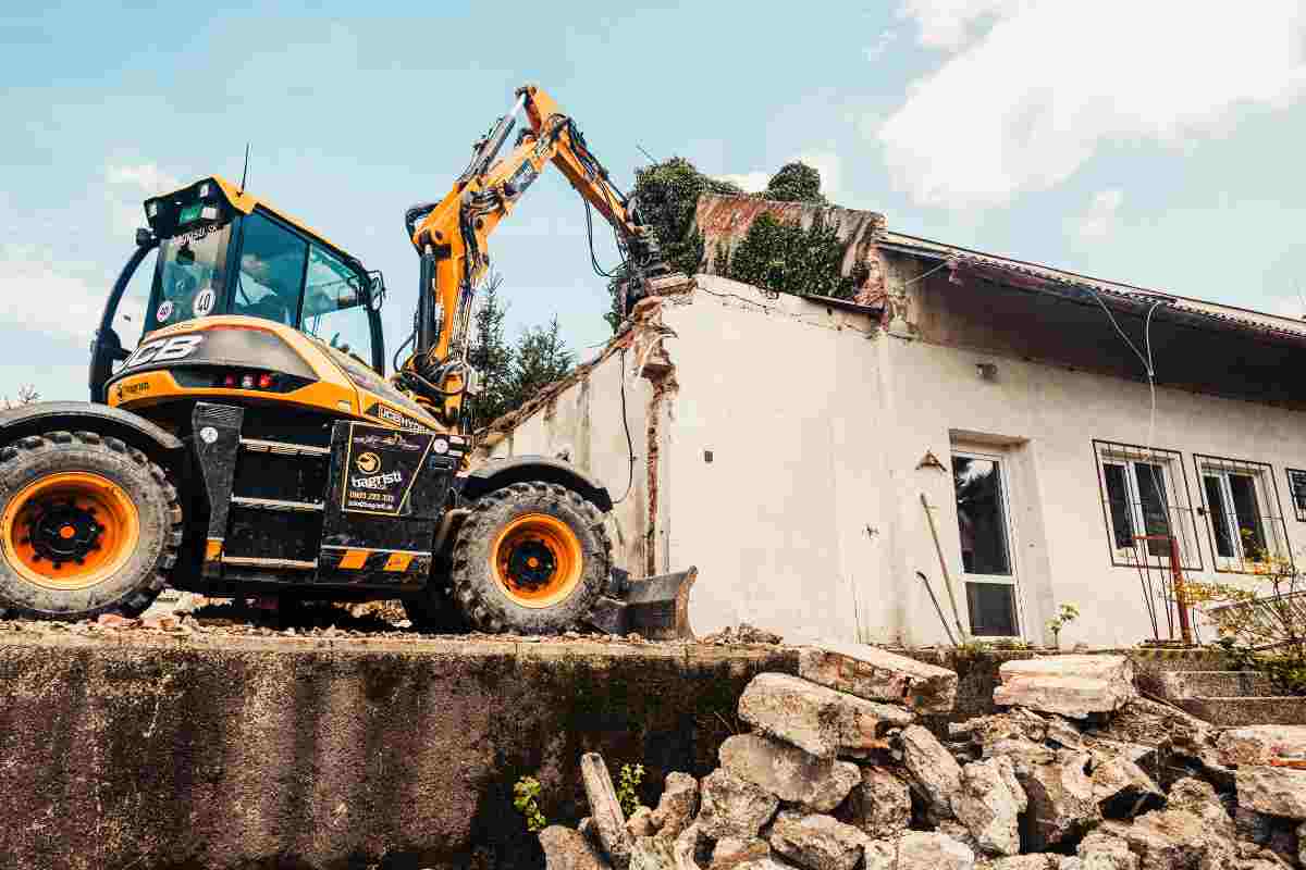 ruspa demolisce casa abusiva