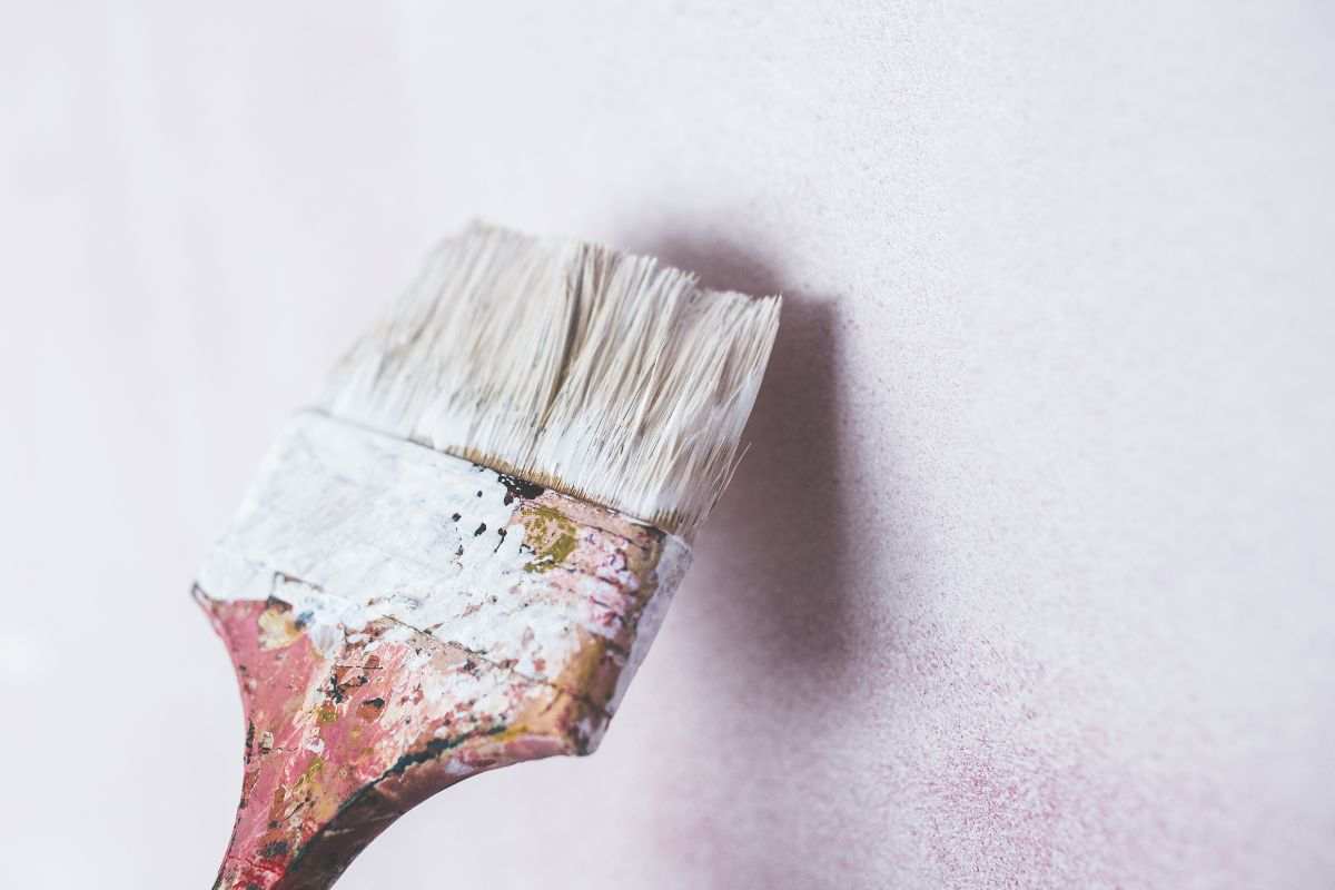pennello che tinteggia muro