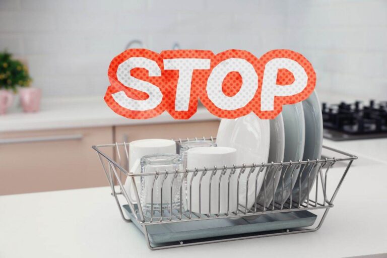 scolapiatti e scritta stop