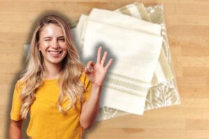 canovacci bianchi e donna sorridente che fa ok con le mani