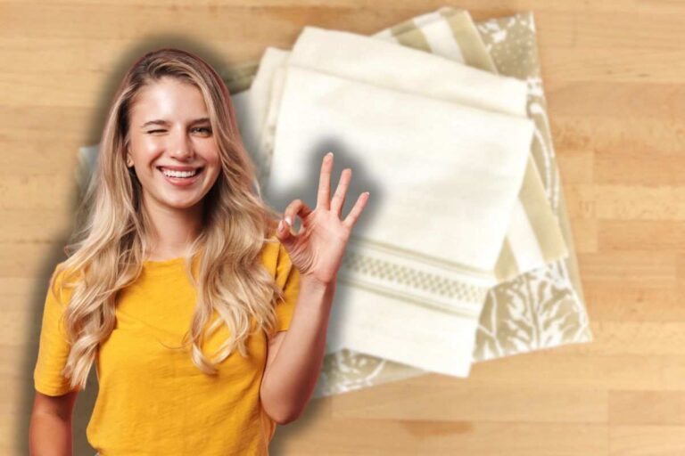 canovacci bianchi e donna sorridente che fa ok con le mani