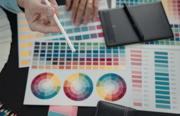 donna con palette di colori davanti