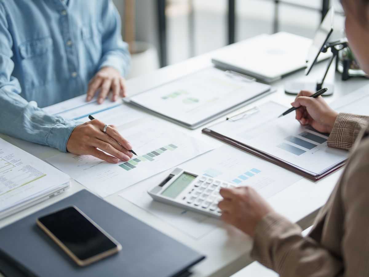 persone controllano un conto