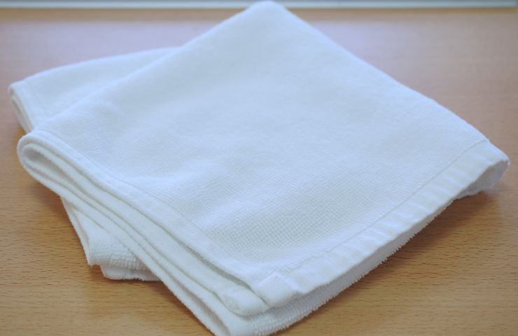 canovacci bianchi su superficie in lego