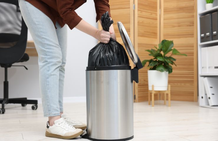 donna che raccoglie spazzatura casa