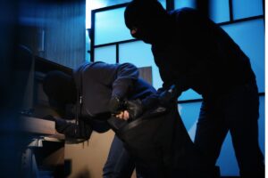 ladri in casa che controllano cassaforte