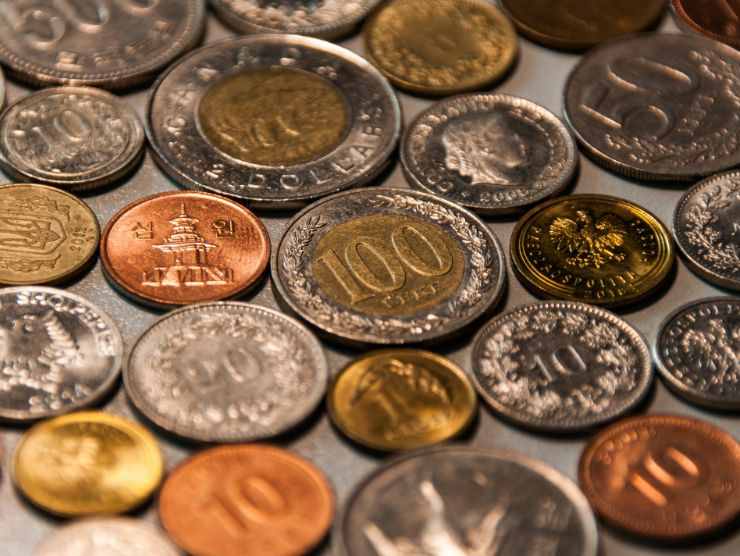 una serie di monete