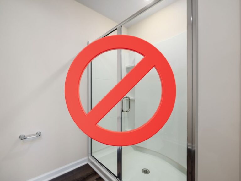 box doccia e simbolo di divieto