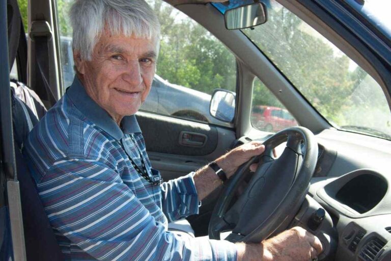 uomo anziano alla guida