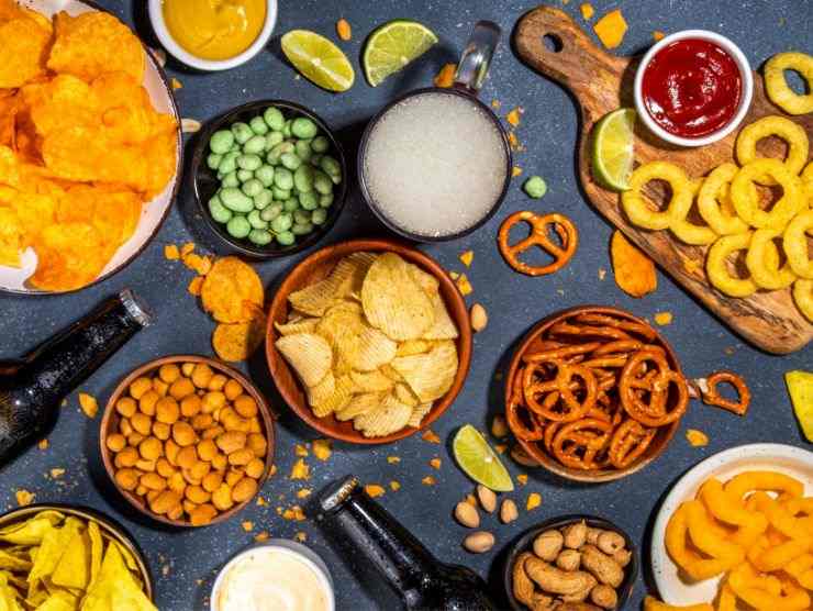 insieme di patatine e snack salati