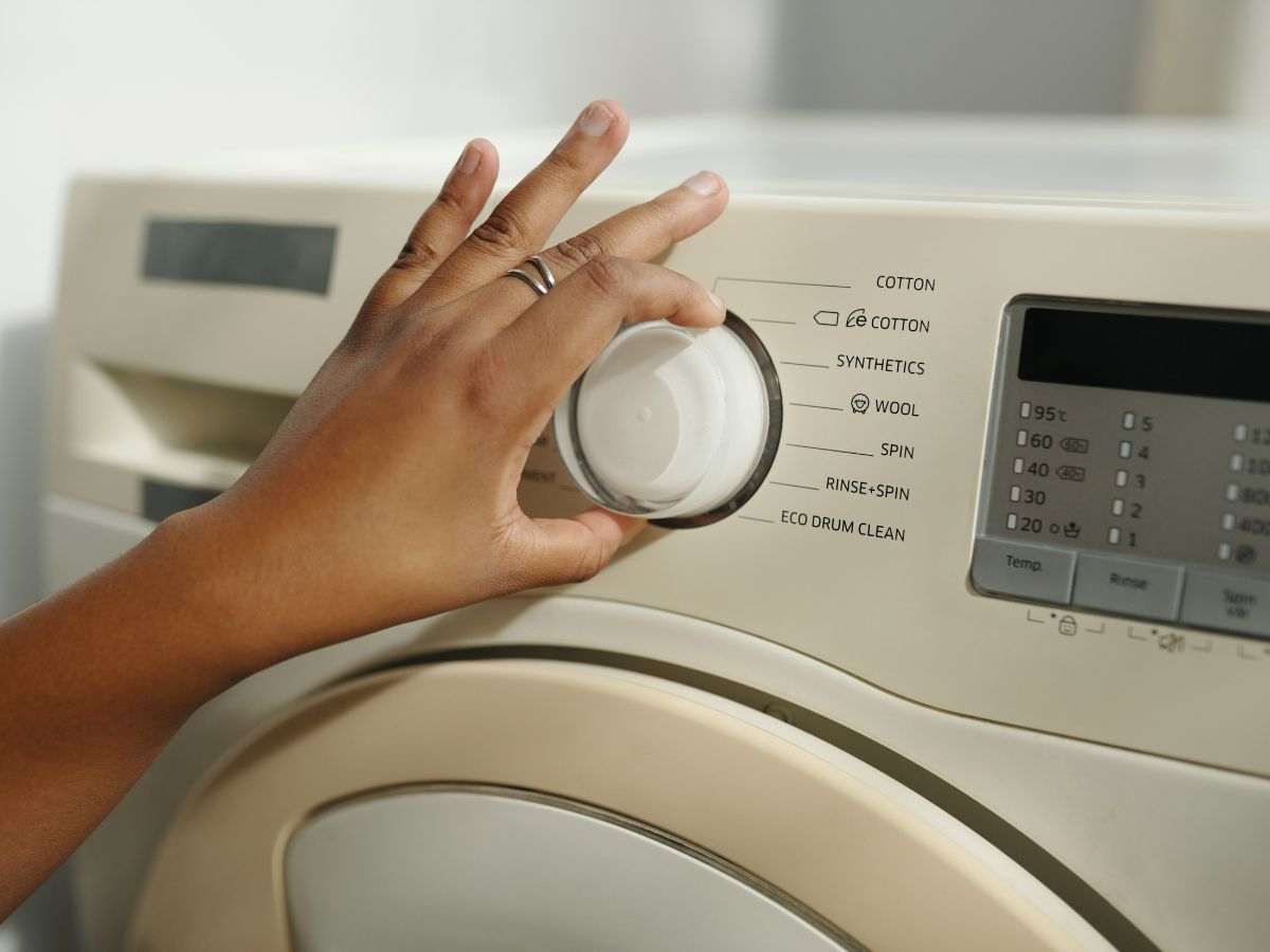 donna gira manopola della lavatrice